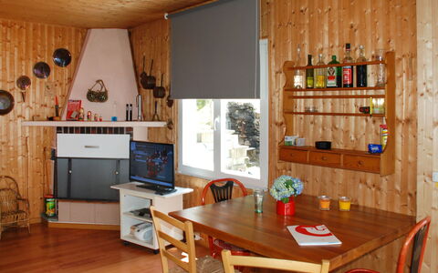 Baita Monti di Piazzogna: Tabelle, Möbel, Eigentum, Couch, Cabinetry, Holz, Gebäude, Beleuchtung, Interior Design, Flooring