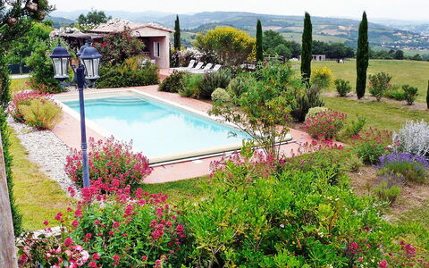 Les Ecuries: Eigentum, Garten, Natürliche Landschaft, Schwimmbad, Grundeigentum, Garten, Hinterhof, Landschaft, Haus, Landscaping