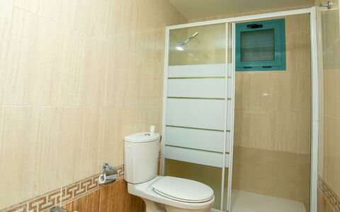 Atrium Iii Centro Mar: Armatur, Flooring, Wand, Badezimmer, Toilleten Sitz, Fussboden, Toilette, Interior Design, Sinken, Bad Sink