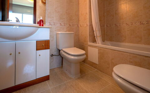 Eureka: Spiegel, Armatur, Toilleten Sitz, Eigentum, Badezimmerschrank, Toilette, Sinken, Badezimmer, Lila, Bad Sink