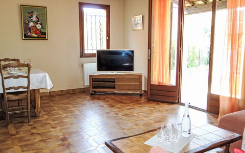 L'Ensoleillade: Tabelle, Möbel, Eigentum, Holz, Stuhl, Beleuchtung, Bilderrahmen, Interior Design, Flooring, Halle