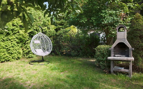 Koszalin 300: Möbel, Garten, Strauch, Gartenmöbel, Rasen, Hinterhof, Garten, Landscaping, Schatten, Stuhl
