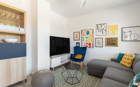 White Stones: Eigentum, Bilderrahmen, Beleuchtung, Couch, Interior Design, Komfort, Gelb, Flooring, Fussboden, Wohnzimmer