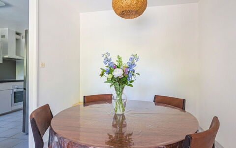 Les Roches Fleuries: Möbel, Interior Design, Stuhl, Flooring, Tabelle, Resort, Fussboden, Decke, Zimmer, Eco Hotel