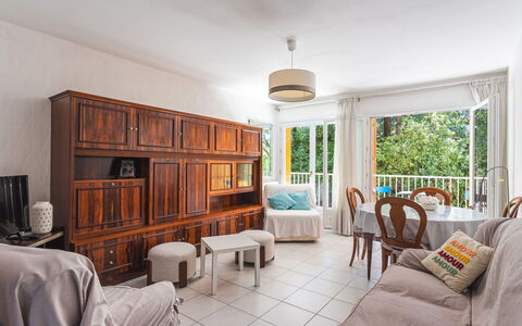 Les Roches Fleuries: Möbel, Interior Design, Stuhl, Flooring, Tabelle, Resort, Fussboden, Decke, Zimmer, Eco Hotel