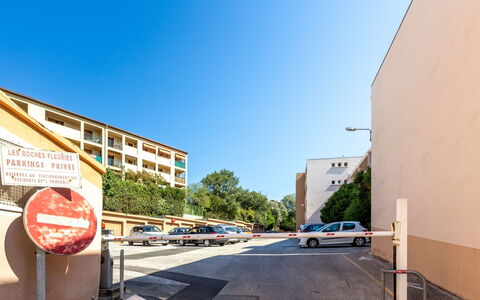 Les Roches Fleuries: Möbel, Interior Design, Stuhl, Flooring, Tabelle, Resort, Fussboden, Decke, Zimmer, Eco Hotel