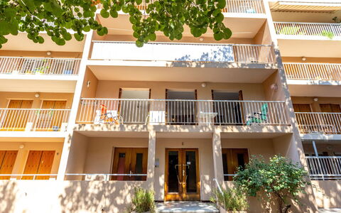 Les Roches Fleuries: Möbel, Interior Design, Stuhl, Flooring, Tabelle, Resort, Fussboden, Decke, Zimmer, Eco Hotel