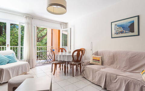 Les Roches Fleuries: Möbel, Interior Design, Stuhl, Flooring, Tabelle, Resort, Fussboden, Decke, Zimmer, Eco Hotel