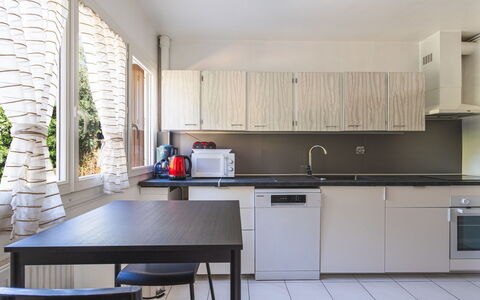 Les Roches Fleuries: Möbel, Interior Design, Stuhl, Flooring, Tabelle, Resort, Fussboden, Decke, Zimmer, Eco Hotel