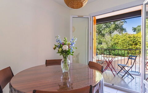 Les Roches Fleuries: Möbel, Interior Design, Stuhl, Flooring, Tabelle, Resort, Fussboden, Decke, Zimmer, Eco Hotel