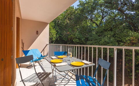 Les Roches Fleuries: Möbel, Interior Design, Stuhl, Flooring, Tabelle, Resort, Fussboden, Decke, Zimmer, Eco Hotel