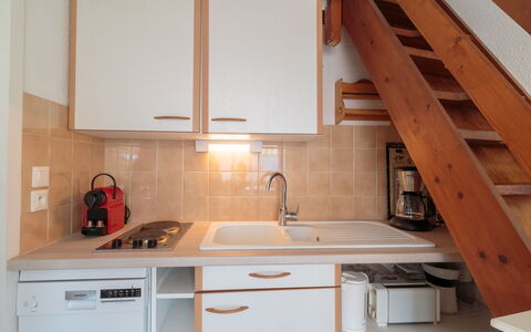 Les Argentines: Spüle, Cabinetry, Sinken, Countertop, Eigentum, Zapfhahn, Weiss, Gebäude, Küche, Herd