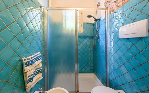 Villa Lorenzana: Eigentum, Blau, Azurblau, Gebäude, Armatur, Badezimmer, Beleuchtung, Interior Design, Wand, Flooring