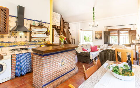 Rincón del sur: Möbel, Eigentum, Tabelle, Bilderrahmen, Beleuchtung, Wohnzimmer, Interior Design, Holz, Couch, Fussboden