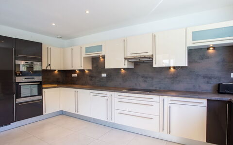 Bastide de la Mer: Countertop, Cabinetry, Küchengerät, Küche, Herd, Holz, Haushaltsgerät, Beleuchtung, Interior Design, Flooring