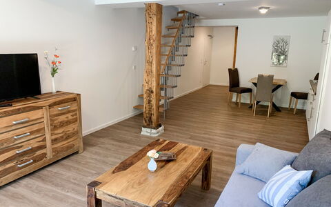 Spiekeroog: Tabelle, Möbel, Eigentum, Cabinetry, Couch, Gebäude, Holz, Komfort, Interior Design, Haus