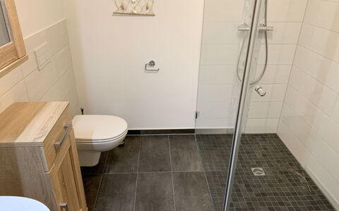 Spiekeroog: Eigentum, Armatur, Sinken, Duschkopf, Dusche, Badezimmer, Bad Sink, Gebäude, Toilleten Sitz, Interior Design