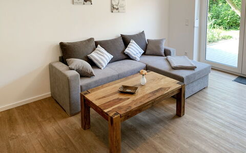 Spiekeroog: Tabelle, Couch, Möbel, Eigentum, Produkt, Komfort, Holz, Interior Design, Fenster, Beleuchtung