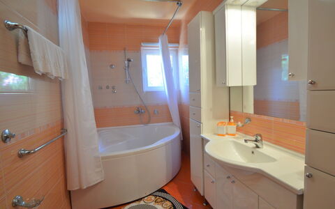 Vodice Tribunj 143: Zapfhahn, Badewanne, Spiegel, Armatur, Eigentum, Möbel, Sinken, Badezimmer, Bad Sink, Lila