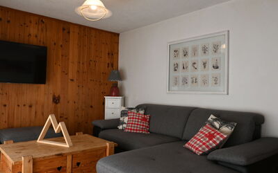 Le Muguet 2 317.2: Möbel, Eigentum, Couch, Bilderrahmen, Holz, Tabelle, Beleuchtung, Interior Design, Wohnzimmer, Fussboden