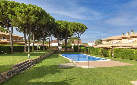 Tramuntana: Wolke, Pflanze, Wasser, Himmel, Eigentum, Schwimmbad, Gebäude, Schatten, Baum, Gewässer