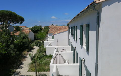 Ile de Re 651: Himmel, Pflanze, Fenster, Gebäude, Wolke, Baum, Urban Design, Wohngebiet, Fassade, Haus