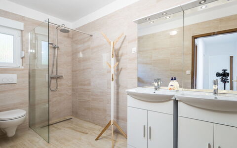 Villa Mira: Armatur, Spiegel, Eigentum, Zapfhahn, Sinken, Duschkopf, Badezimmer, Badezimmerschrank, Dusche