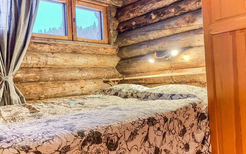 Salmikankaan Kelo D2: Holz, Schlafzimmer, Bedding, Bettdecke, Linens, Holzbeize, Bett, Hartholz, Decke, Blockhaus
