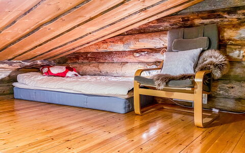Salmikankaan Kelo D2: Holz, Flooring, Fussboden, Holzboden, Interior Design, Hartholz, Möbel, Dachboden, Zimmer, Holzbeize