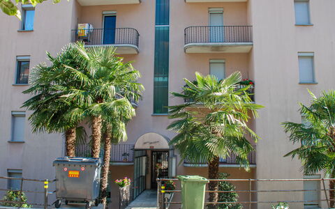 Appartamento 2- Giardino: Gebäude, Fenster, Pflanze, Daytime, Eigentum, Arecales, Urban Design, Die Architektur, Baum, Vegetation