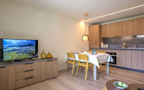 Chesa Stè 8: Möbel, Tabelle, Gebäude, Cabinetry, Holz, Interior Design, Wohnzimmer, Fussboden, Fernsehen, Flooring