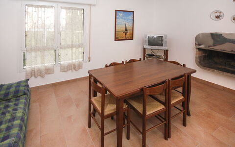 Villaggio Laura: Tabelle, Möbel, Eigentum, Bilderrahmen, Holz, Interior Design, Flooring, Fussboden, Stuhl, Halle