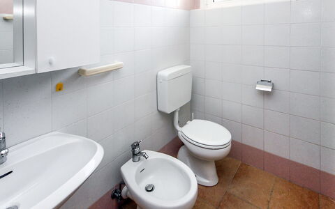Villaggio Laura: Armatur, Zapfhahn, Sinken, Eigentum, Bad Sink, Weiss, Lila, Gebäude, Badezimmer, Toilleten Sitz