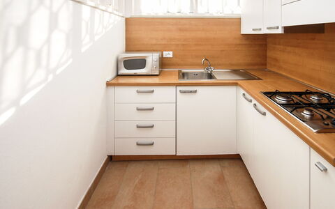 Villaggio Laura: Cabinetry, Eigentum, Countertop, Gebäude, Spüle, Möbel, Sinken, Holz, Herd, Küche