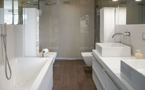 Chesa Piz Padella - St. Moritz: Badezimmer, Interior Design, Bad Sink, Flooring, Armatur, Fussboden, Sinken, Wand, Badezimmerschrank, Zapfhahn