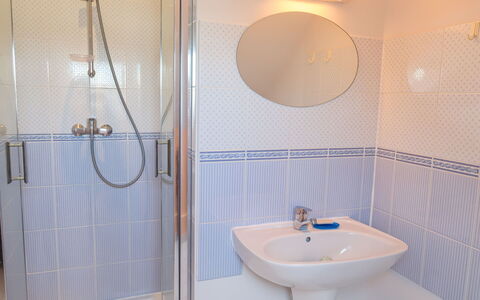 Lana: Armatur, Spiegel, Zapfhahn, Sinken, Eigentum, Bad Sink, Badezimmer, Duschkopf, Dusche