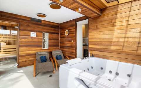 Jeschkenpanorama: Fenster, Gebäude, Eigentum, Möbel, Badewanne, Holz, Die Architektur, Interior Design, Beleuchtung