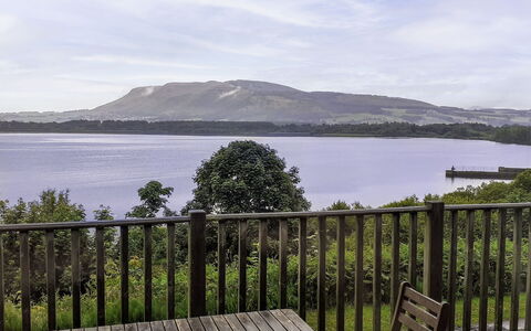 Loch Leven Lodge 12: Wolke, Wasser, Himmel, Pflanze, Eigentum, Natur, See, Zaun, Holz, Küsten Und Ozeanische Forms
