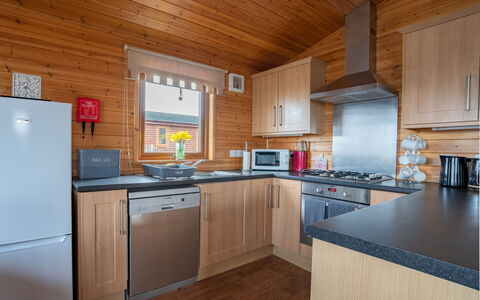 Loch Leven Lodge 12: Cabinetry, Countertop, Küchengerät, Küche, Herd, Holz, Spüle, Die Architektur, Haushaltsgerät, Interior Design