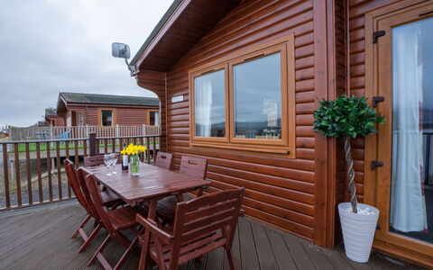 Loch Leven Lodge 12: Gebäude, Himmel, Fenster, Eigentum, Pflanze, Möbel, Tabelle, Blumentopf, Holz, Haus