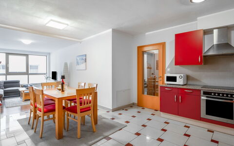 Schladming 29: Möbel, Cabinetry, Tabelle, Holz, Fenster, Stuhl, Interior Design, Schublade, Küche, Küchengerät