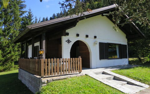 Chalet Bodental 28: Pflanze, Gebäude, Himmel, Eigentum, Baum, Schatten, Haus, Grundstueck, Hütte, Holz