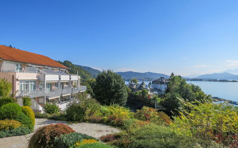 Vinzek: Himmel, Pflanze, Wasser, Gebäude, Berg, Baum, Fenster, Natürliche Landschaft, Haus, Gras