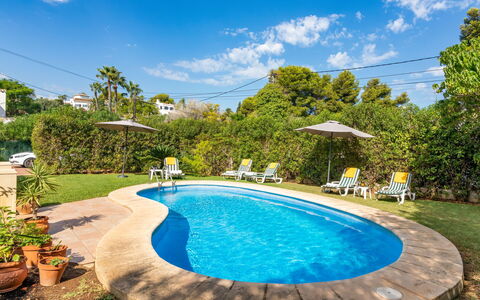 Villa Ciclamen: Wasser, Pflanze, Himmel, Wolke, Schwimmbad, Blumentopf, Blau, Azurblau, Baum, Botanik
