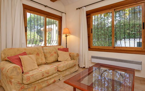 Villa Ciclamen: Eigentum, Möbel, Couch, Tabelle, Fenster, Holz, Interior Design, Wohnzimmer, Schatten