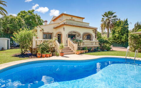 Villa Ciclamen: Wasser, Himmel, Pflanze, Wolke, Gebäude, Azurblau, Natur, Blau, Baum, Schwimmbad