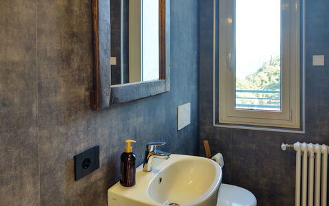 Villa Canonica: Zapfhahn, Armatur, Sinken, Bad Sink, Fenster, Spiegel, Badezimmer, Azurblau, Holz, Lila
