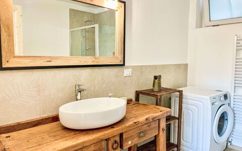 Giò: Spiegel, Wäschekammer, Zapfhahn, Sinken, Armatur, Bad Sink, Eigentum, Möbel, Cabinetry, Badezimmerschrank