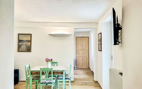 Giò: Möbel, Eigentum, Tabelle, Bilderrahmen, Gebäude, Stuhl, Holz, Tür, Interior Design, Pflanze