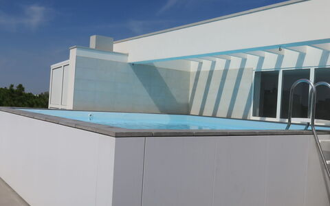 Bibione 755: Wolke, Himmel, Azurblau, Rechteck, Schatten, Holz, Urban Design, Verbundwerkstoff, Fassade, Steigung